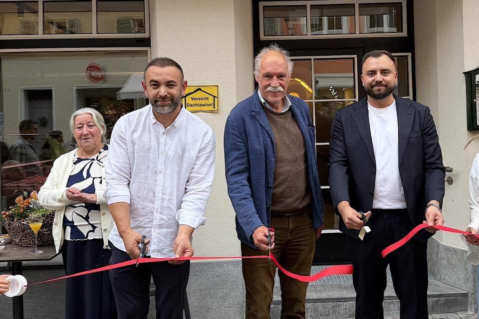 Murat Erdik (von links), Brauerei-Chef Gottfried Härle und Arjon Demaj eröffnen das neue Restaurant. (Foto: AD Bauvision)