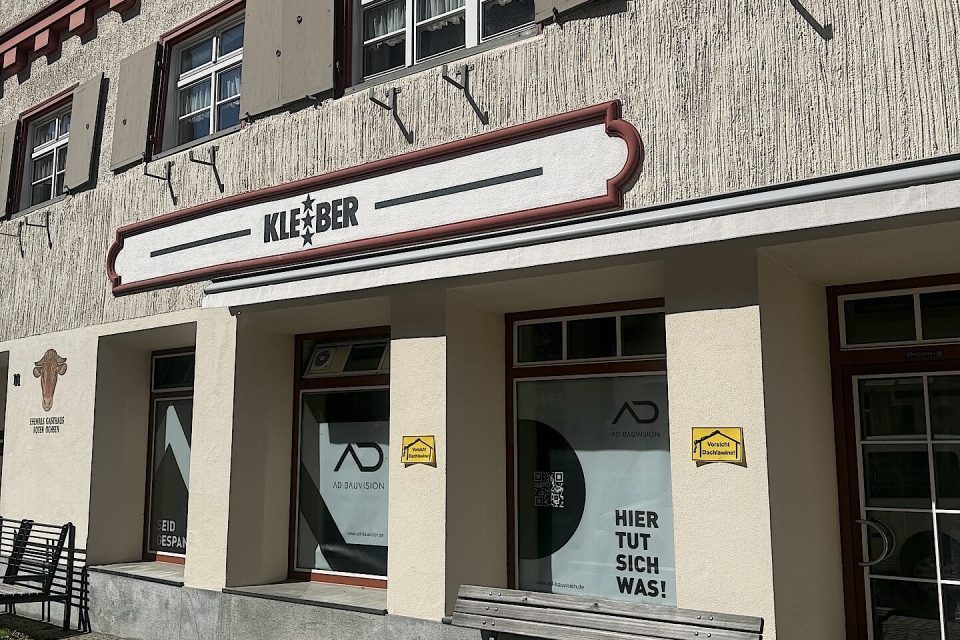 Geschäft mit Sitzbank und Fenstern