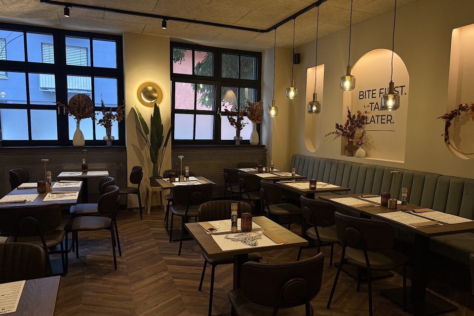 Modernes Restaurant mit gemütlicher Einrichtung.