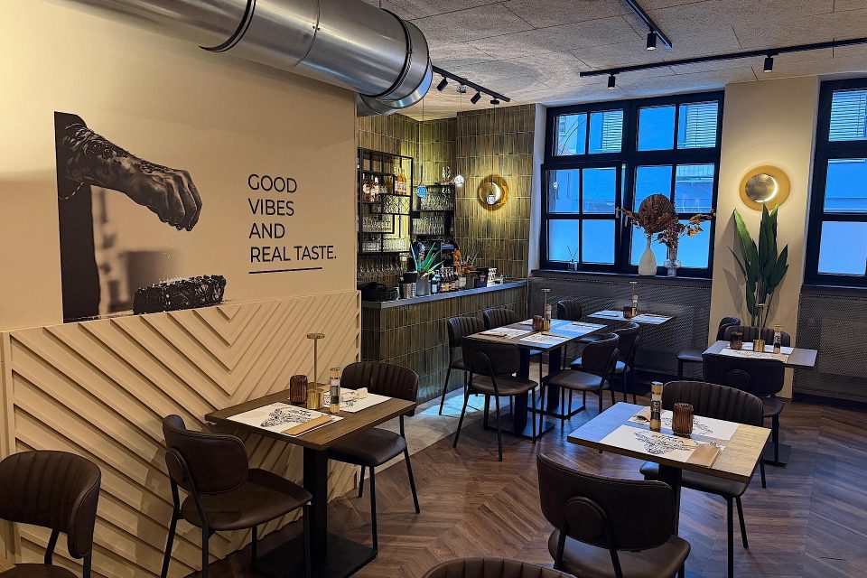Modernes Restaurant mit gemütlicher Atmosphäre